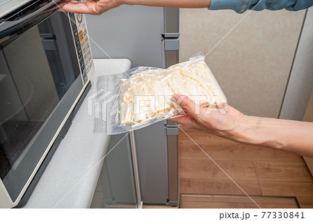 冷凍保存してるエノキタケを解凍 77330841