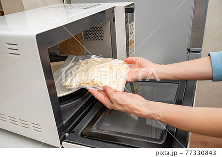 冷凍保存してるエノキタケを解凍 77330843