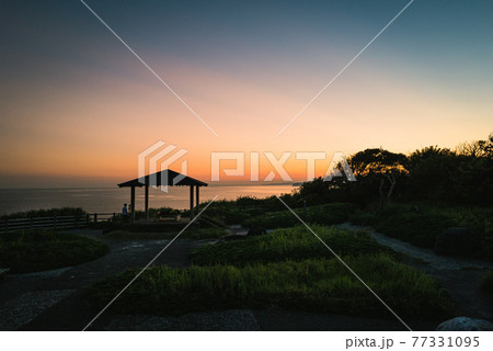 千葉勝浦八幡岬公園からの夕日 77331095