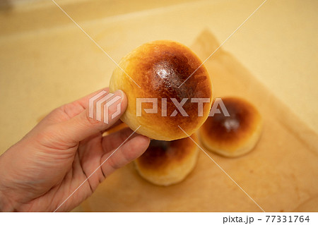 焼き上がった複数のあんパン 焼き上がった複数のあんパン 77331764