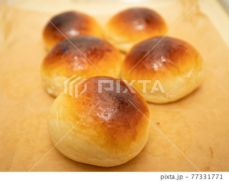 焼き上がった複数のあんパン 焼き上がった複数のあんパン 77331771