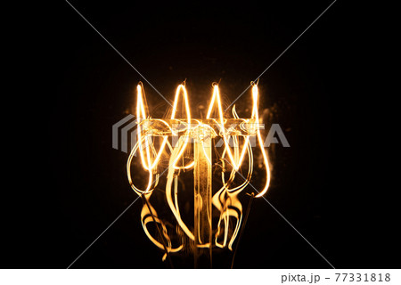 アンティークな電球　発光するフィラメント 77331818