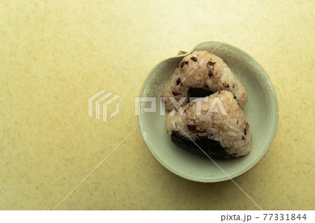 小皿にのった赤飯おにぎり 小皿にのった赤飯おにぎり 77331844