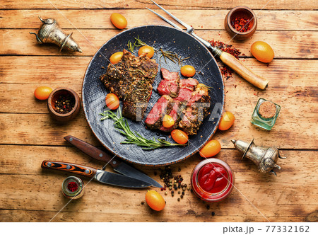 Juicy beef steak with kumquat,top view 77332162