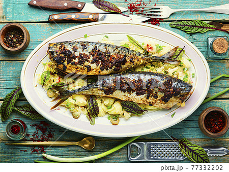 Baked mackerel with potatoes 77332202