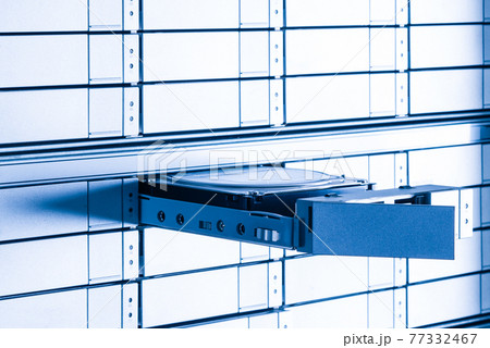 swapping hard drive in data storage array used for internet clou 77332467