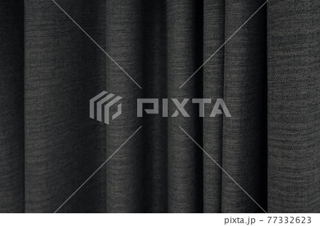 たわみのある黒色のドレープカーテンの背景画像 77332623