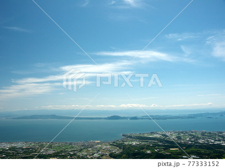 眼下に広がる海と青く澄んだ青空に棚引く白い雲 眼下に広がる海と青く澄んだ青空に棚引く白い雲 77333152