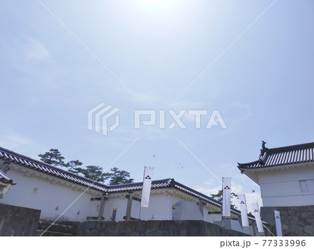 小田原城の石垣と北条氏の家紋旗 77333996