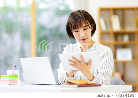 テレワークをする若い女性 テレワークをする若い女性 77334139
