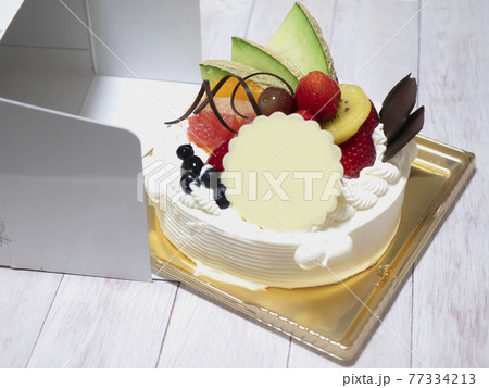 箱から出したホールケーキ　お誕生日や記念日のイメージ 77334213
