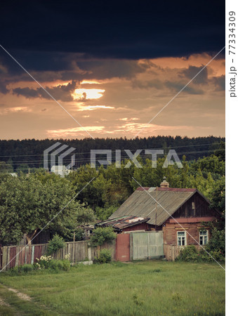 Old wood house. 77334309