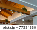 飲食店の天井の照明と梁 77334330