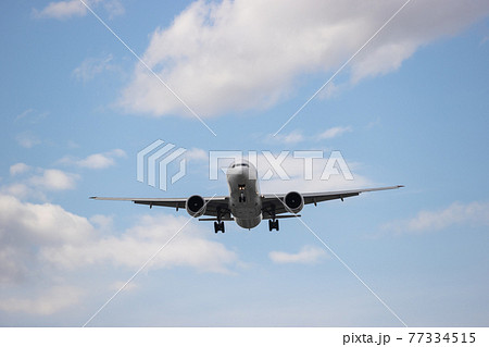 まもなく羽田空港に着陸する旅客機 77334515