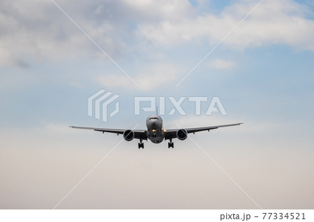 まもなく羽田空港に着陸する旅客機 77334521