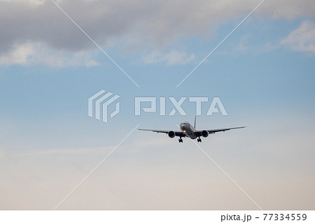 まもなく羽田空港に着陸する旅客機 まもなく羽田空港に着陸する旅客機 77334559