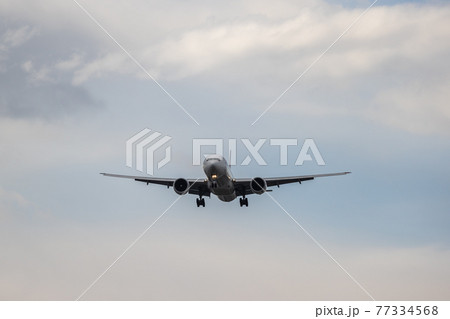 まもなく羽田空港に着陸する旅客機 77334568