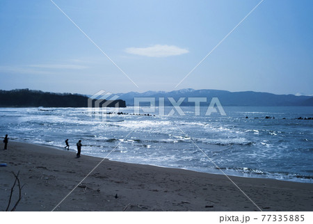 海と人物のシルエット 海と人物のシルエット 77335885