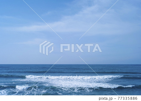 海と大波 77335886
