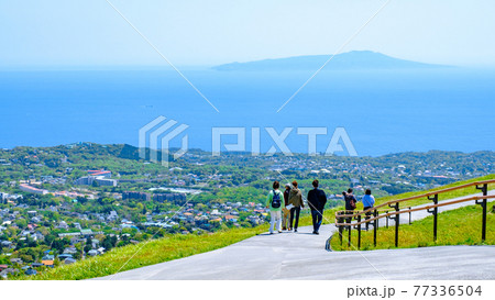 伊豆・大室山の風景(春):相模灘・伊豆大島を望む 伊豆・大室山の風景(春):相模灘・伊豆大島を望む 77336504