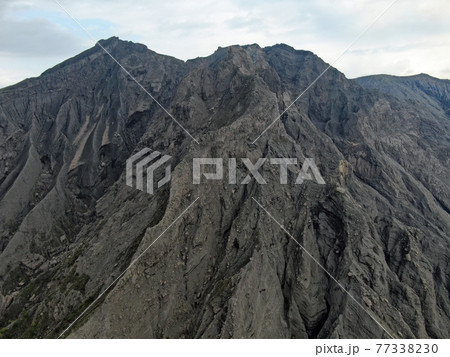 桜島御岳の頂上付近の空撮 77338230