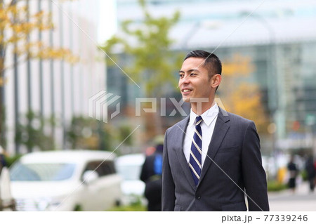 制服 時計 会社員 新入社員 働く人 ビジネス 屋外 若い男性 ビル コロナ 営業 コピースペース 制服 時計 会社員 新入社員 働く人 ビジネス 屋外 若い男性 ビル コロナ 営業 コピースペース 77339246