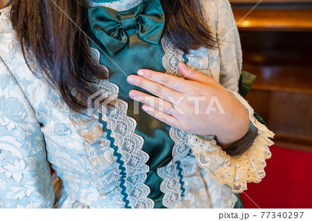レトロなドレスを着た女性の写真 レトロなドレスを着た女性の写真 77340297