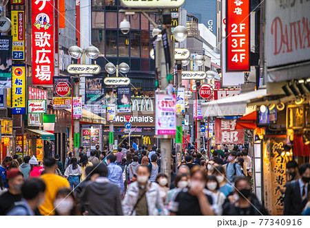日本の東京都市景観 3度目の宣言初日。多くの人出…もはや国民には響かない…=25日、渋谷センター街 日本の東京都市景観 3度目の宣言初日。多くの人出…もはや国民には響かない…=25日、渋谷センター街 77340916
