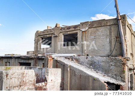 長崎県にある人気の観光スポット「軍艦島（端島）」の写真。 77341010
