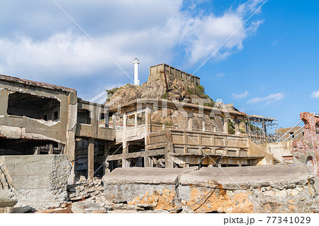 長崎県にある人気の観光スポット「軍艦島(端島)」の写真。 長崎県にある人気の観光スポット「軍艦島(端島)」の写真。 77341029