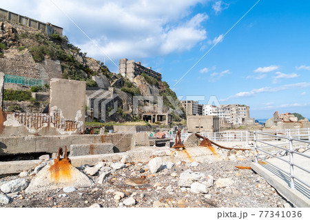 長崎県にある人気の観光スポット「軍艦島（端島）」の写真。 77341036