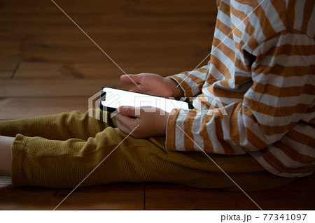 子供とスマホ 77341097