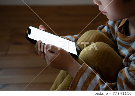 子供とスマホ 77341110