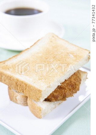 美味しいメンチカツサンドとホットコーヒー 77341432