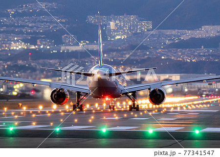 大阪空港を離陸する旅客機 77341547