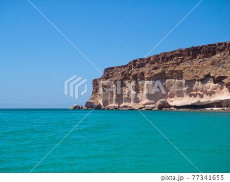 エメラルドグリーンの海に浮かぶ岩山の島(ラ・パス、バハ・カリフォルニア、メキシコ) 77341655