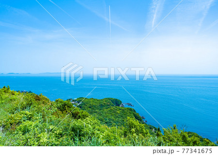 春の鳥羽展望台、飛行機雲が綺麗な晴れの日 77341675