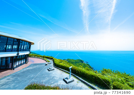 春の鳥羽展望台、飛行機雲が綺麗な晴れの日 77341690