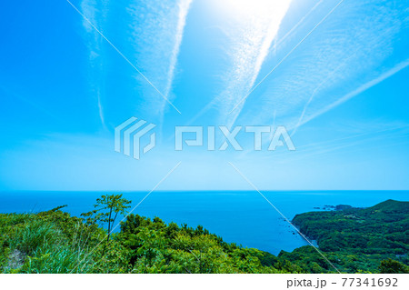 春の鳥羽展望台、飛行機雲が綺麗な晴れの日 77341692
