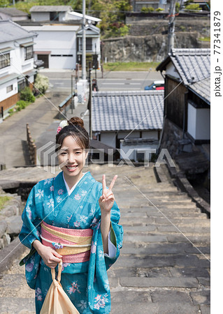飴屋の坂で記念撮影する着物姿の若い女性 【杵築市】 77341879