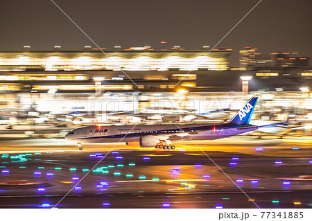 夜の羽田空港 77341885