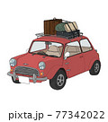 屋根に荷物を積んだ車 77342022