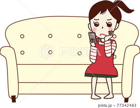ソファーに座ってスマホを見ながら何か考えている女性 のイラスト素材