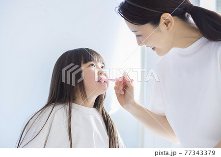 親子で歯磨き 77343379