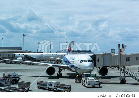 那覇空港に到着した旅客機 77343541