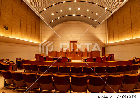裁判所の小法廷 77343584