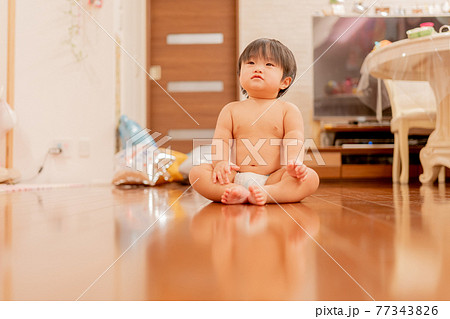 1歳 赤ちゃん おすわり お座り ひとり座り おすましの写真素材