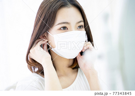 マスクをつける女性 マスクをつける女性 77343845