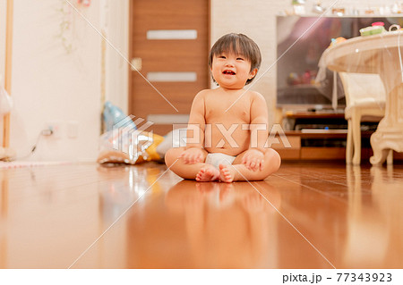 1歳 赤ちゃん おすわり お座り ひとり座り 笑顔 ごきげん わんぱく 活発の写真素材