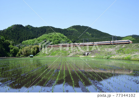 田植えが終わった水鏡の田んぼと東武鉄道100系特急電車スペーシア 田植えが終わった水鏡の田んぼと東武鉄道100系特急電車スペーシア 77344102